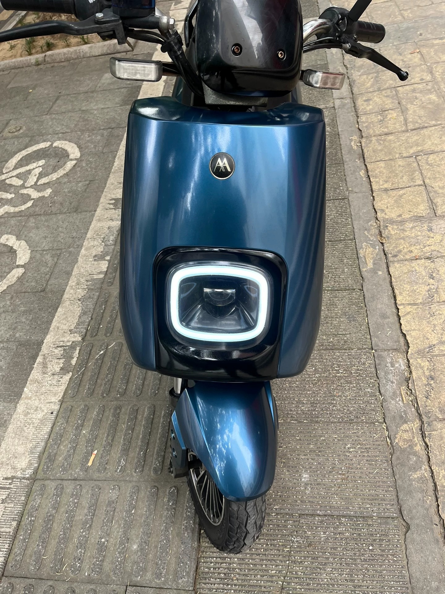 爱玛电动车，个人因搬家带不走没地方放闲置出售了。成色95新，功能一切都正常，前后轮胎都是新的。电池续航还可以